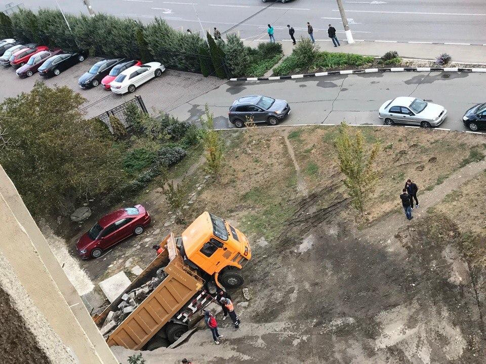(Новости Симферополя) В Симферополе гружёный самосвал наполовину провалился под землю.