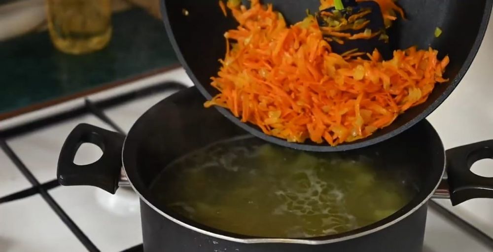 Готовим щи из крапивы с яйцом