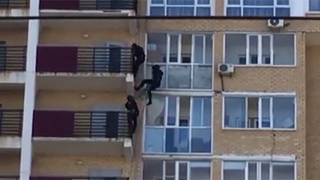 Видео: спецназ взял штурмом квартиру финансовых мошенников