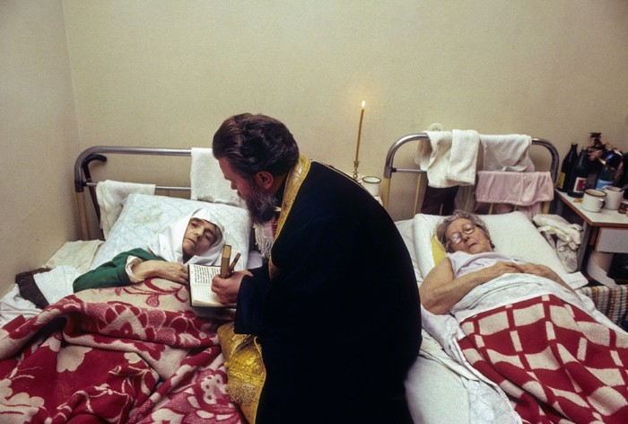 Православный священник в одном из московских хосписов. СССР, Подмосковье, 1989 год. Автор фотографии: Chris Niedenthal. Православный священник в одном из московских хосписов. СССР, Подмосковье, 1989 год. Автор фотографии: Chris Niedenthal.