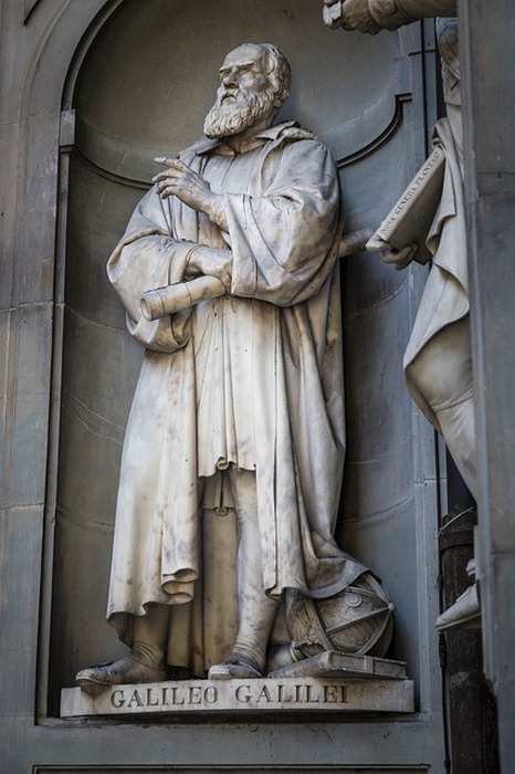 Статуя Галилея во Флоренции.
