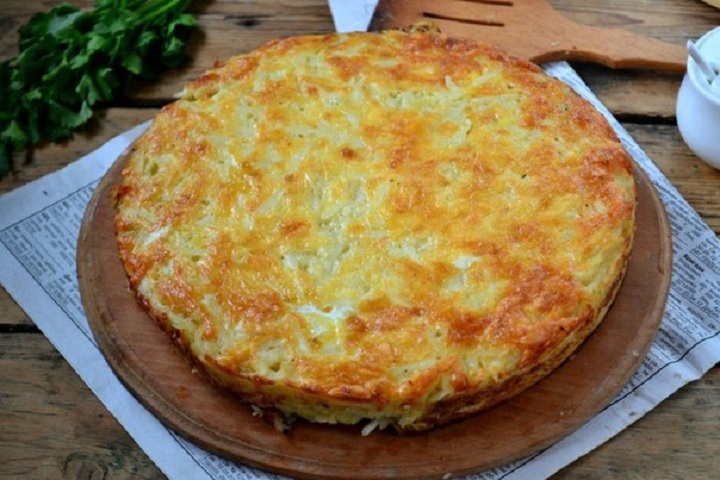 Запеканка из тертого картофеля с сыром и чесноком — простая и очень вкусная