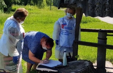 Россияне пытаются убедить пресс-секретаря Путина, что конституционное «голосование на лавочках» - это реальность