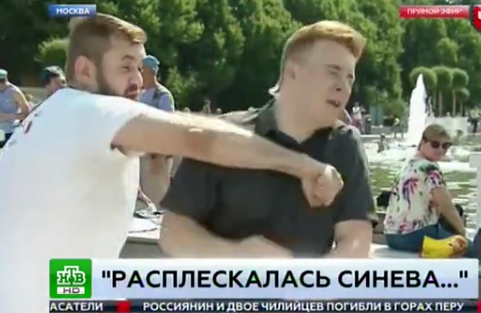 «Расплескалась синева...»: корреспондента НТВ побили в прямом эфире на день ВДВ