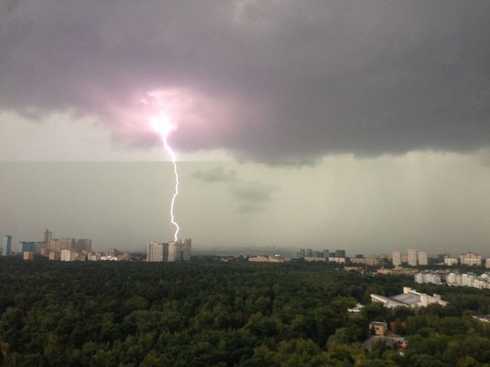 ⛈️ 7 эпичных фото и видео летних гроз в Москве