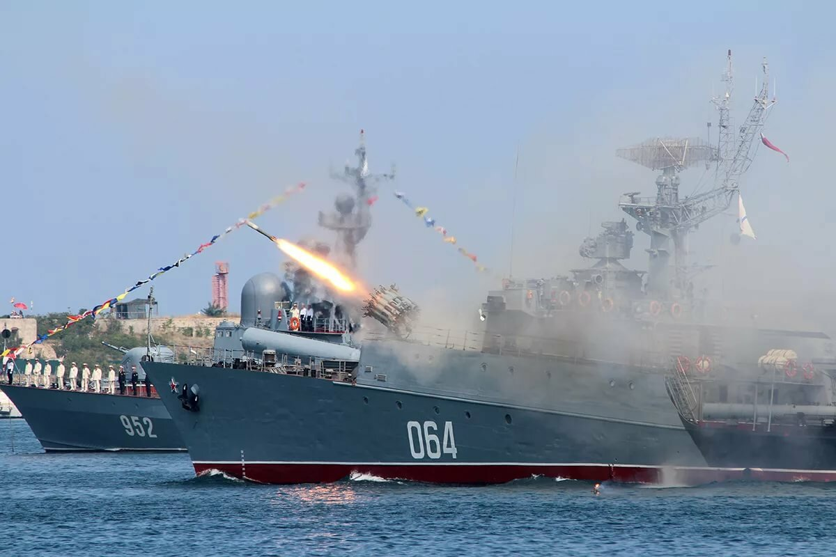 НАТО и Украина выдвинули протест России: Черноморский флот не пропускает их военные корабли через Керченский пролив