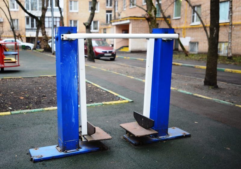 Стойку тренажёра укрепили, поручень восстановили на прежнем месте/Александр Кочубей, «Восточный округ»