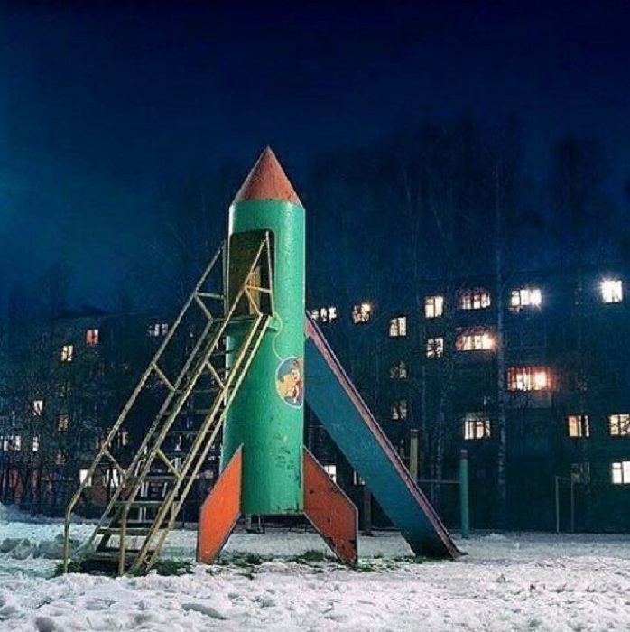 Сидя на вершине горки в форме космической ракеты, установленной на детской площадке у дома, можно было помечтать о профессии космонавта.