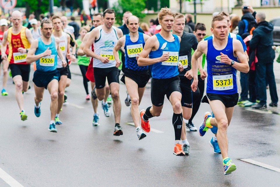 Американский марафонец стал чемпионом, прячась в биотуалетах