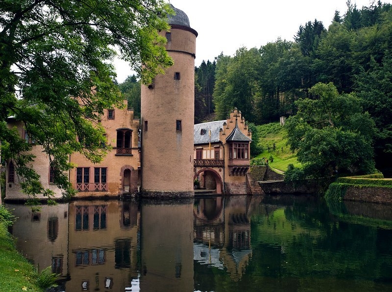     (Schloss Mespelbrunn). 