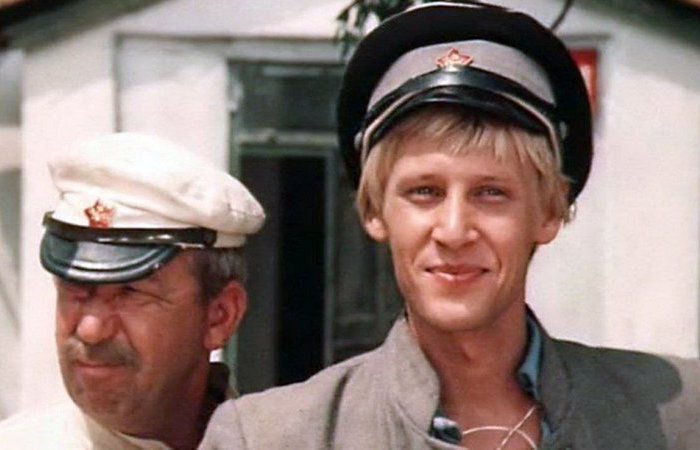Дмитрий Харатьян и Борислав Брондуков в фильме *Зеленый фургон*, 1983 | Фото: domkino.tv Дмитрий Харатьян и Борислав Брондуков в фильме *Зеленый фургон*, 1983 | Фото: domkino.tv