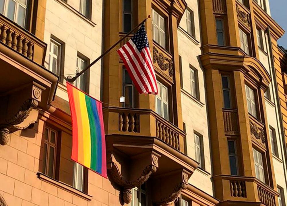  Посольства США и Великобритании вывесили флаги ЛГБТ. Россияне возмутились