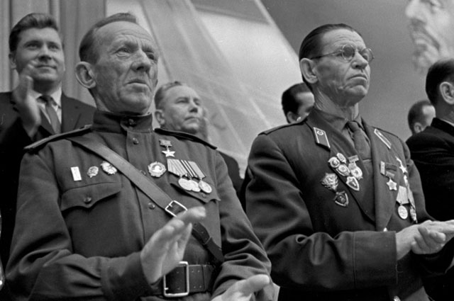 Герои-панфиловцы, ветераны Великой Отечественной войны 1941 1945 годов Илларион Романович Васильев (слева) и Григорий Мелентьевич Шемякин на торжественном собрании, посвящённом 25-летию разгрома немецко-фашистских войск под Москвой, в Кремлёвском дворце