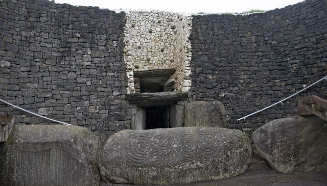 Таинственная гробница Ньюгрейндж в Ирландии - старше, чем Великие пирамиды в Египте