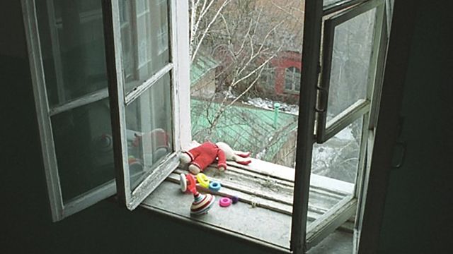 Воспитательница выбросила из окна 4-летнего мальчика, мешавшего ей заниматься сексом