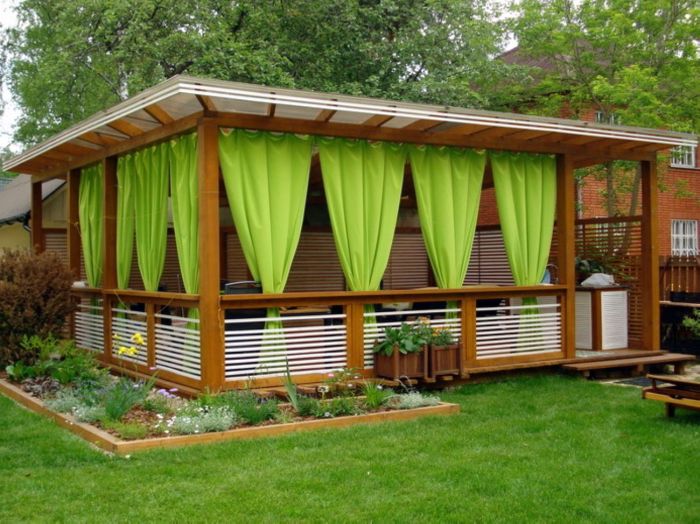 Современный дизайн павильона с яркими салатовыми шторами для дачного участка. 