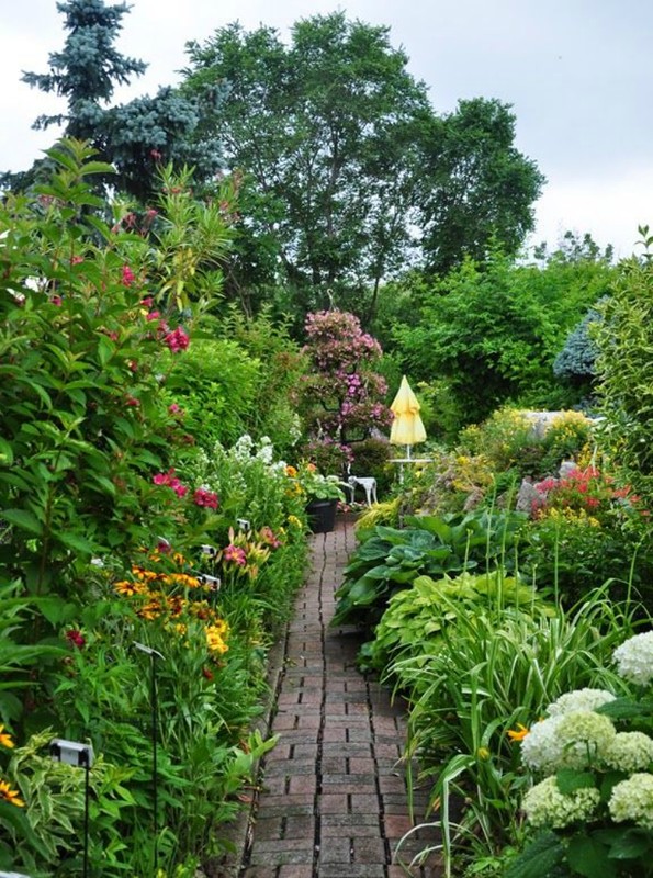 25 Stunning Garden Paths