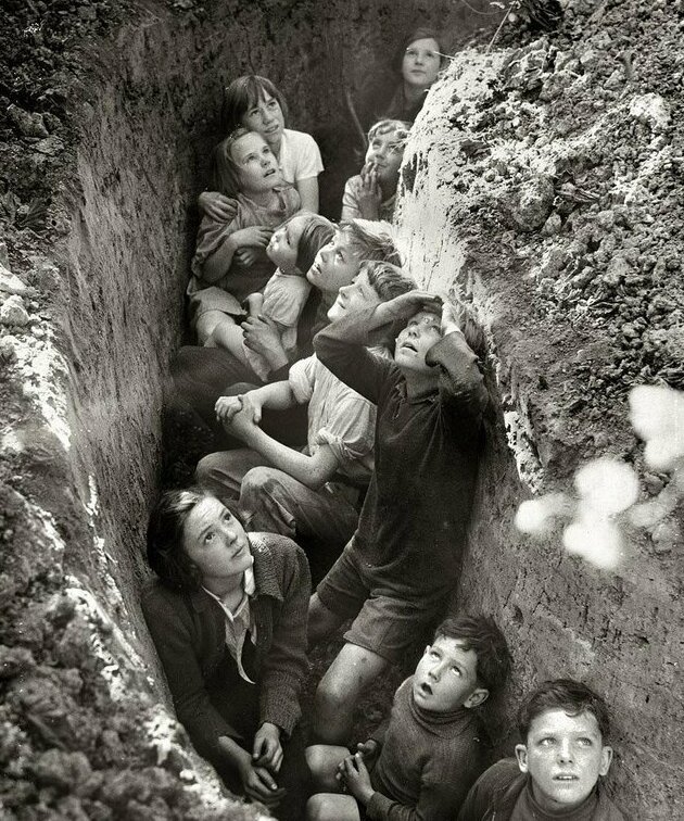 3. Дети в окопах бомбоубежища в Англии, примерно 1941 год интересно, исторические фото, история, ностальгия, фото
