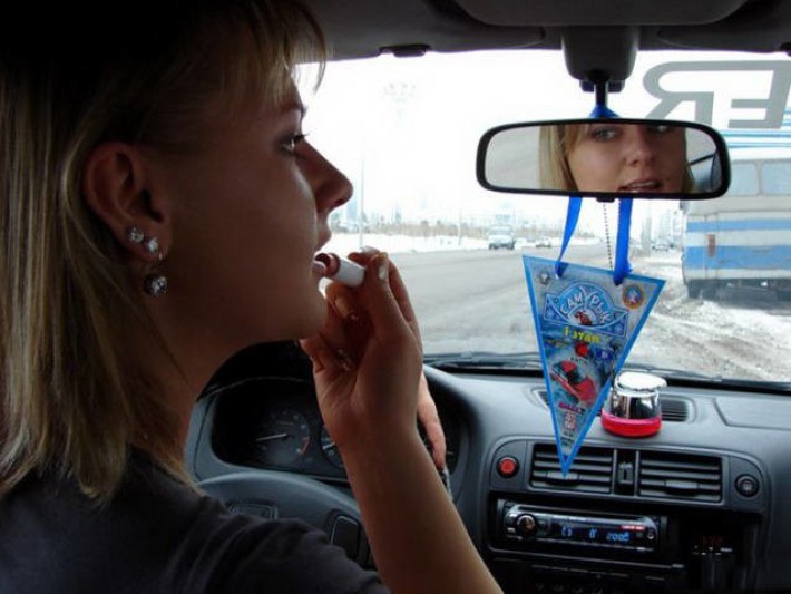 30 фото о непростых взаимоотношениях женщин с автомобилями
