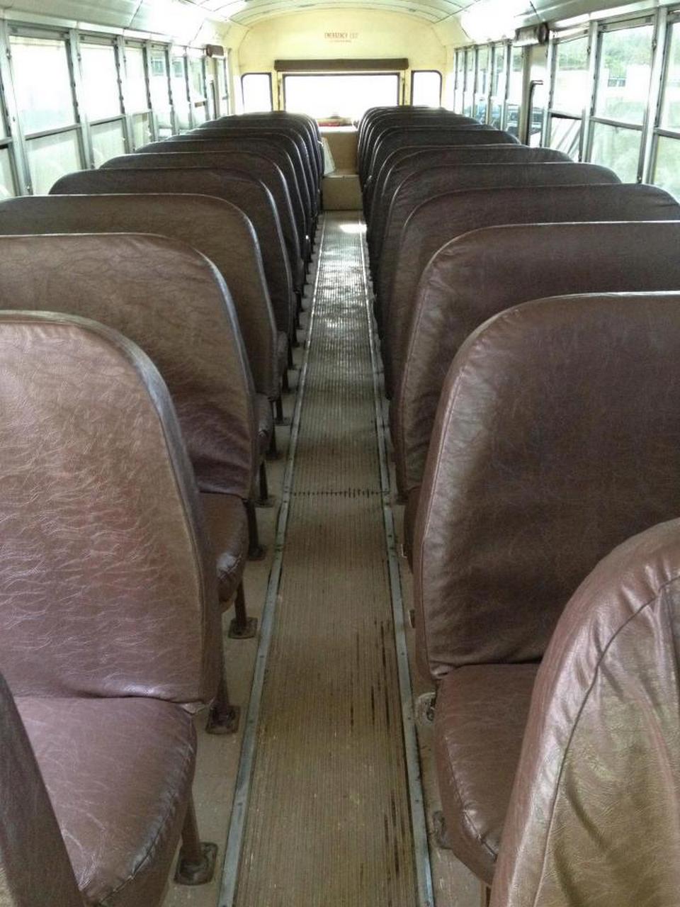 Семья из пяти человек переехала жить в старый школьный автобус