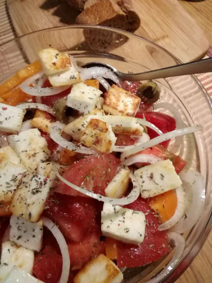 Овощной салат с жареным сыром