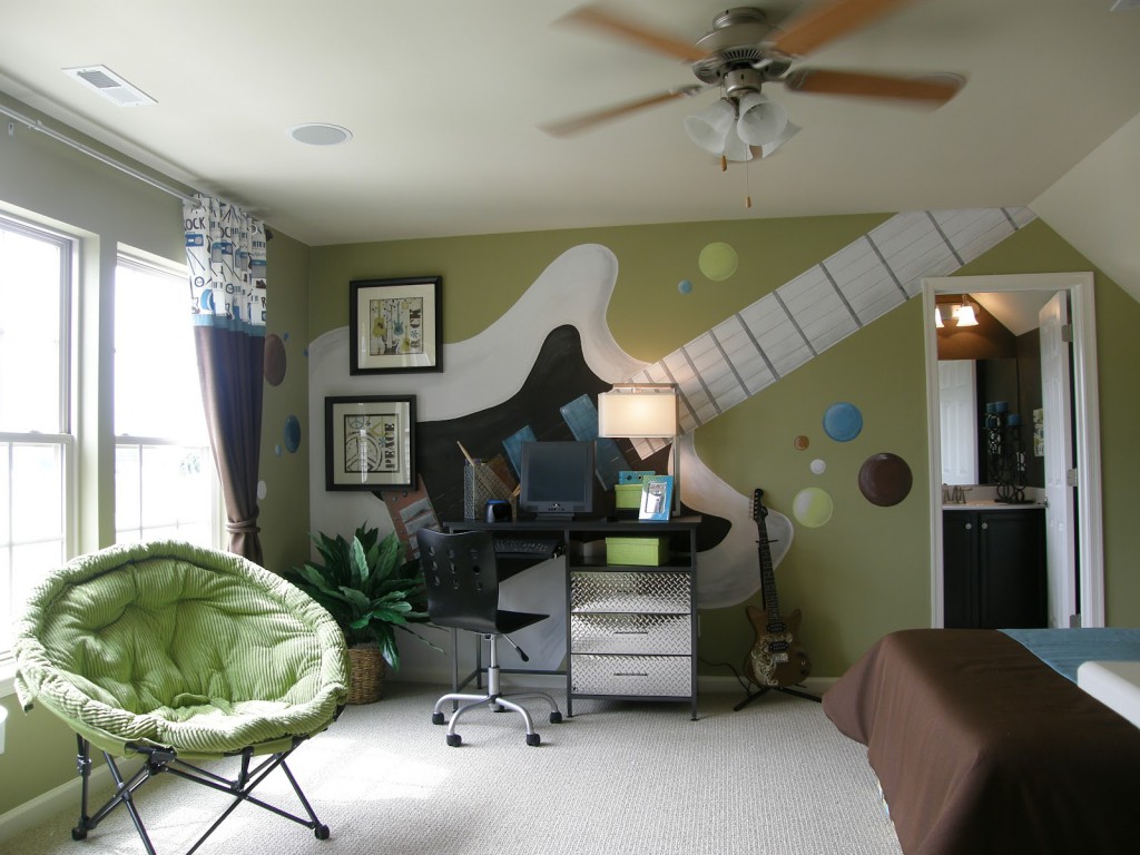 Дизайн комнаты мальчика подростка с дополнительным настольным освещением