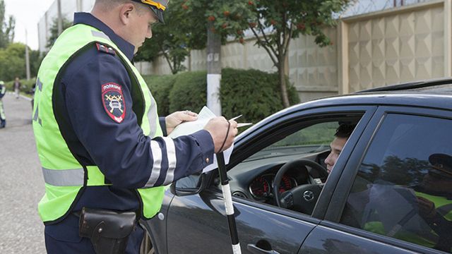 Новый регламент ГИБДД: Сотрудники ГАИ не будут изымать права на месте нарушения