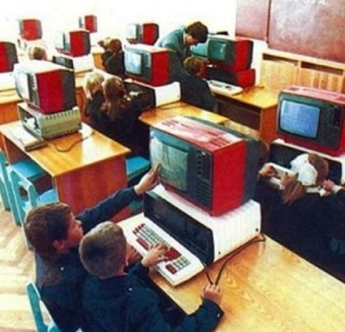 Так выглядел класс информатики, который был оборудован советскими персональными компьютерами «Агат-4». Так выглядел класс информатики, который был оборудован советскими персональными компьютерами «Агат-4».