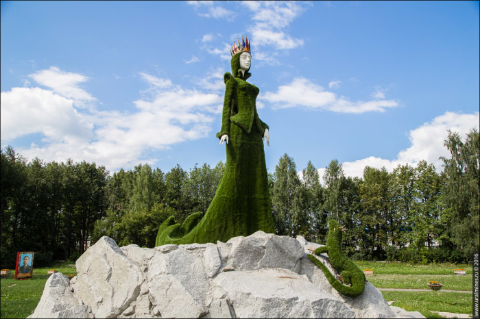 Скульптура Хозяйки медной горы в городе Березовском у шахты "Южная" Скульптура Хозяйки медной горы в городе Березовском у шахты "Южная"