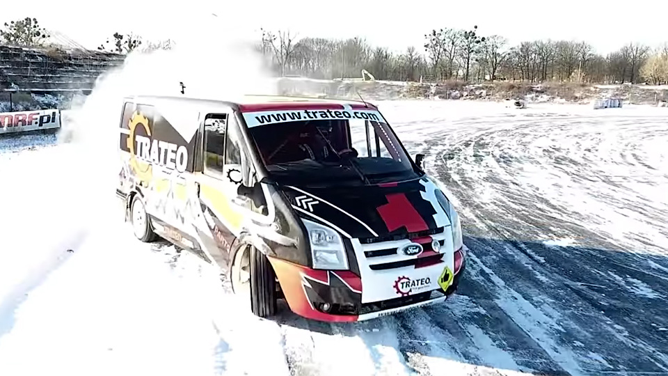 Видео: Ford Transit с «восьмеркой» от BMW M5 дрифтит по треку