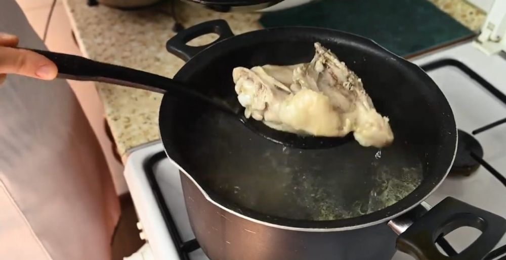 Готовим щи из крапивы с яйцом