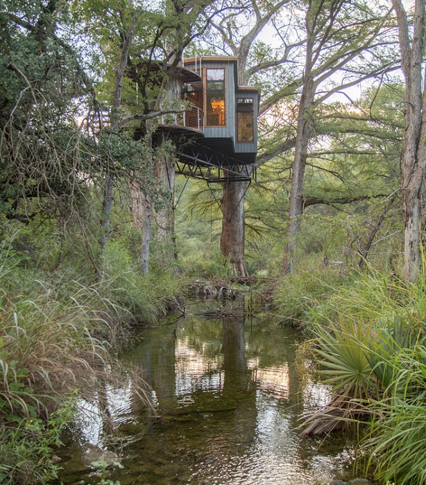Yoki Treehouse расположен над ручьем на высоте 7,5 метров. Yoki Treehouse расположен над ручьем на высоте 7,5 метров.