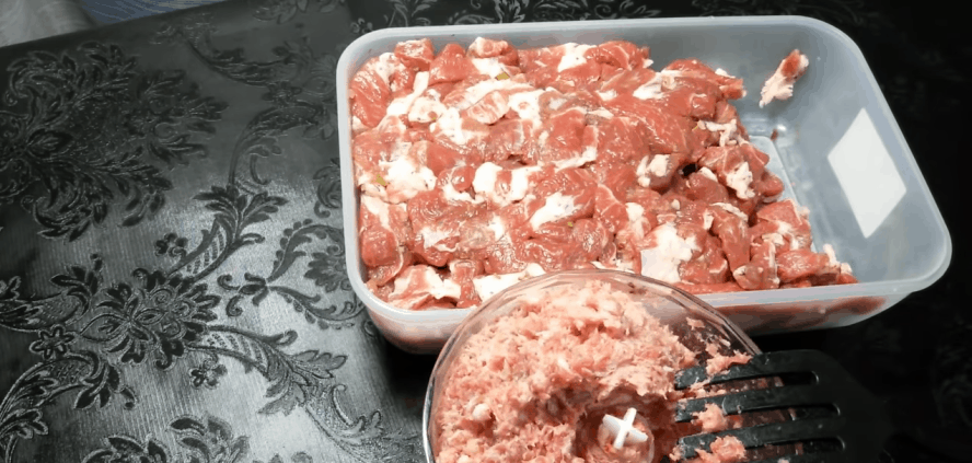 Ароматная и настоящая домашняя колбаса: всегда сытно и вкусно
