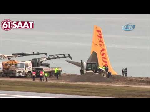 В Турции самолет застрял на краю обрыва В Турции самолет застрял на краю обрыва