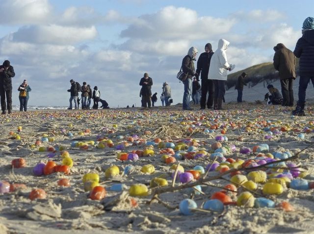 Кто-то очень попросил Деда Мороза и немецкий остров засыпало киндер-сюрпризами и Lego Кто-то очень попросил Деда Мороза и немецкий остров засыпало киндер-сюрпризами и Lego