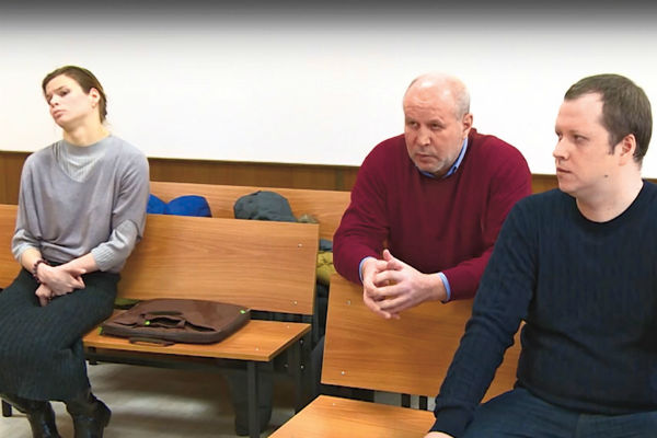В последнее время Абро встречается с отцом и братом только в суде В последнее время Абро встречается с отцом и братом только в суде