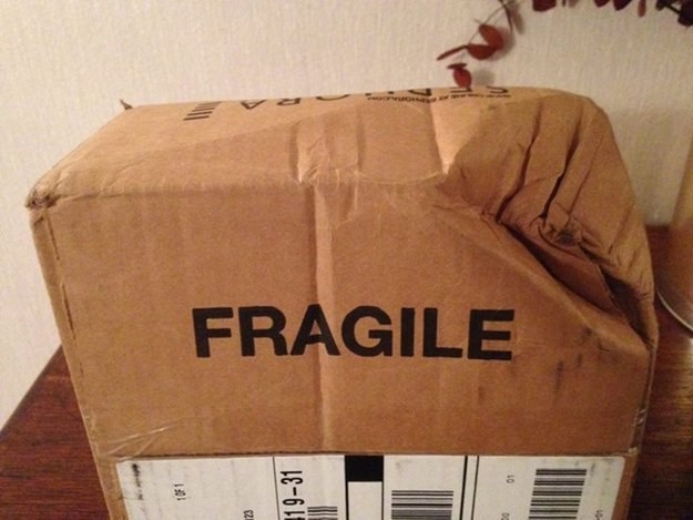 Написано на упаковке: "хрупкое" Написано на упаковке: "хрупкое" dhl, fail, fedex, доставка, доставка из ада, почта, почтовые службы, упс