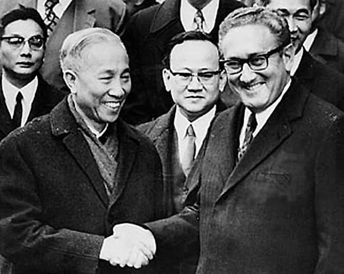 Ле Дых Тхо и Генри Киссинджер./Фото: bhavanajagat.files.wordpress.com Ле Дых Тхо и Генри Киссинджер./Фото: bhavanajagat.files.wordpress.com