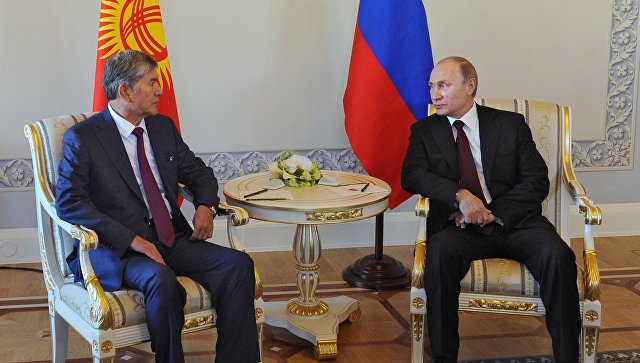 Президент России Владимир Путин во время встречи с главой Киргизии Алмазбеком Атамбаевым. Архивное фото Президент России Владимир Путин во время встречи с главой Киргизии Алмазбеком Атамбаевым. Архивное фото