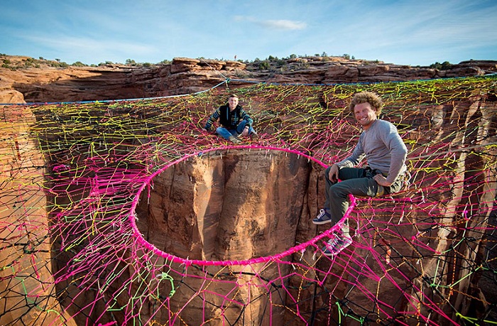 Экстремалы Moab Monkeys связали паутину из тросов. Экстремалы Moab Monkeys связали паутину из тросов.
