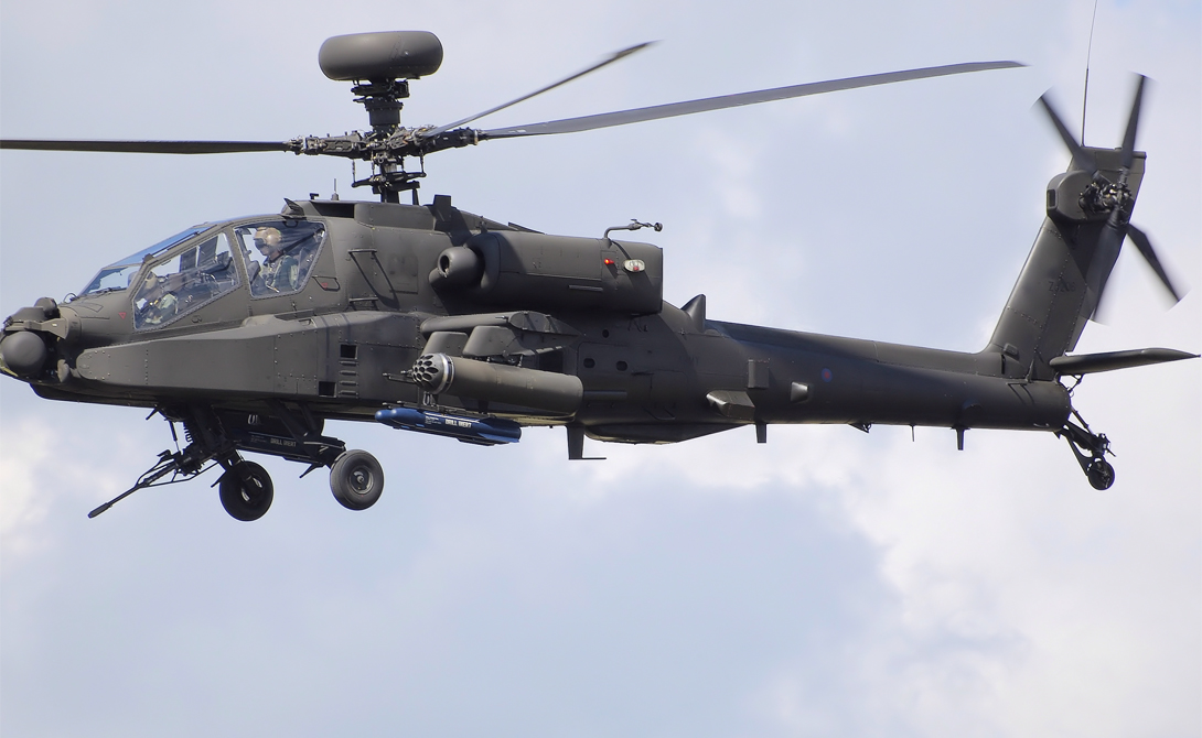 Апач
США
AH-64D Longbow Apache («Апач» по российской классификации) служит основным ударным вертолетом Армии США и является самым распространенным ударным вертолетом в мире. Его активно использовали во время войны в Персидском заливе. Вооружен «Апач» 30-мм пушкой M230, несет 16 ракет AGM-114L Hellfire 2, 4 Mistral 2 класса «воздух-воздух» и может быть оснащен противокорабельными ракетами.