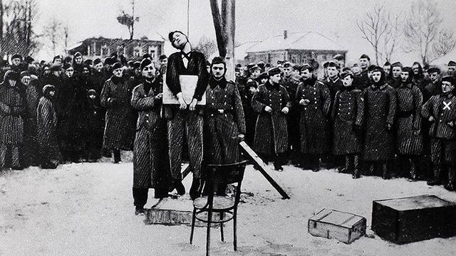 З. Прилепин: Хамство в адрес героев войны рассматривается русскими как святотатство, танец на могилах близких
