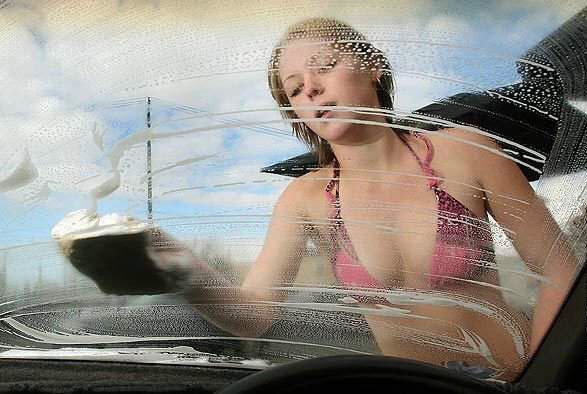 Девушки моют автомобили и себя заодно (23 фото)