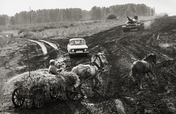 Российский перекресток в Подмосковье. Россия, 1991 год. Российский перекресток в Подмосковье. Россия, 1991 год.
