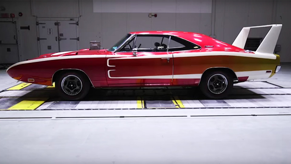 В аэродинамической трубе сравнили старый, новый и гоночный Dodge Charger