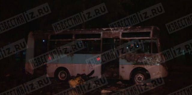 Видео: два автобуса сгорели на западе Москвы