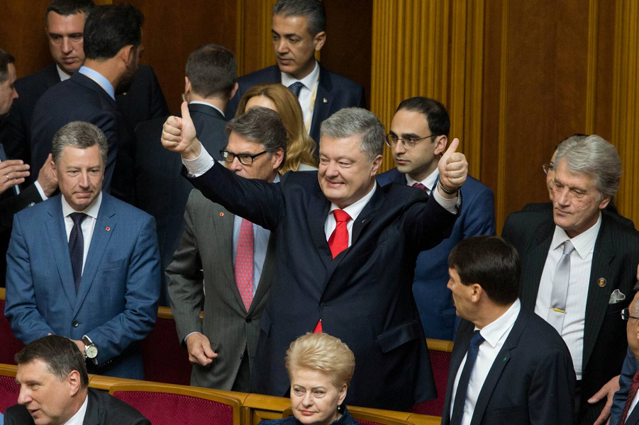 Порошенко на инаугурации Зеленского, 20.05.19.png Порошенко против референдума о России. И Вакарчук. Не верят украинцам!