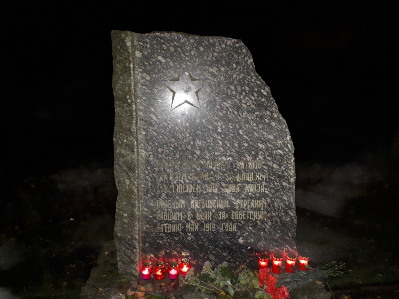 Смеясь смерти в лицо Смеясь смерти в лицо