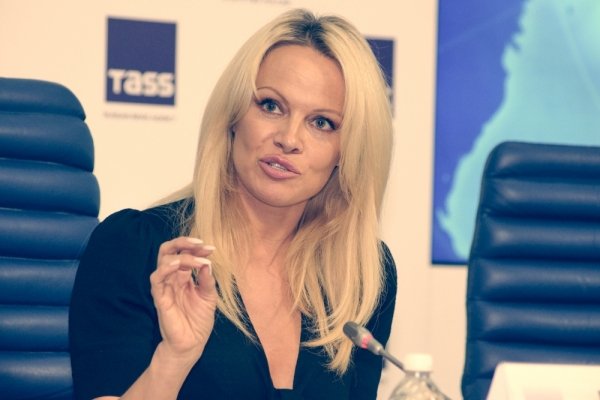 Памела Андерсон заинтриговала публику, намекнув на тёплые отношения с Владимиром Путиным Памела Андерсон заинтриговала публику, намекнув на тёплые отношения с Владимиром Путиным