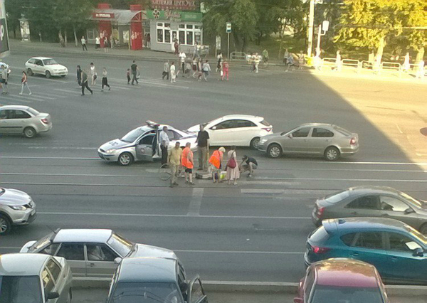 Неравнодушный водитель за 15 минут "завел" сердце пенсионера, упавшего с приступом